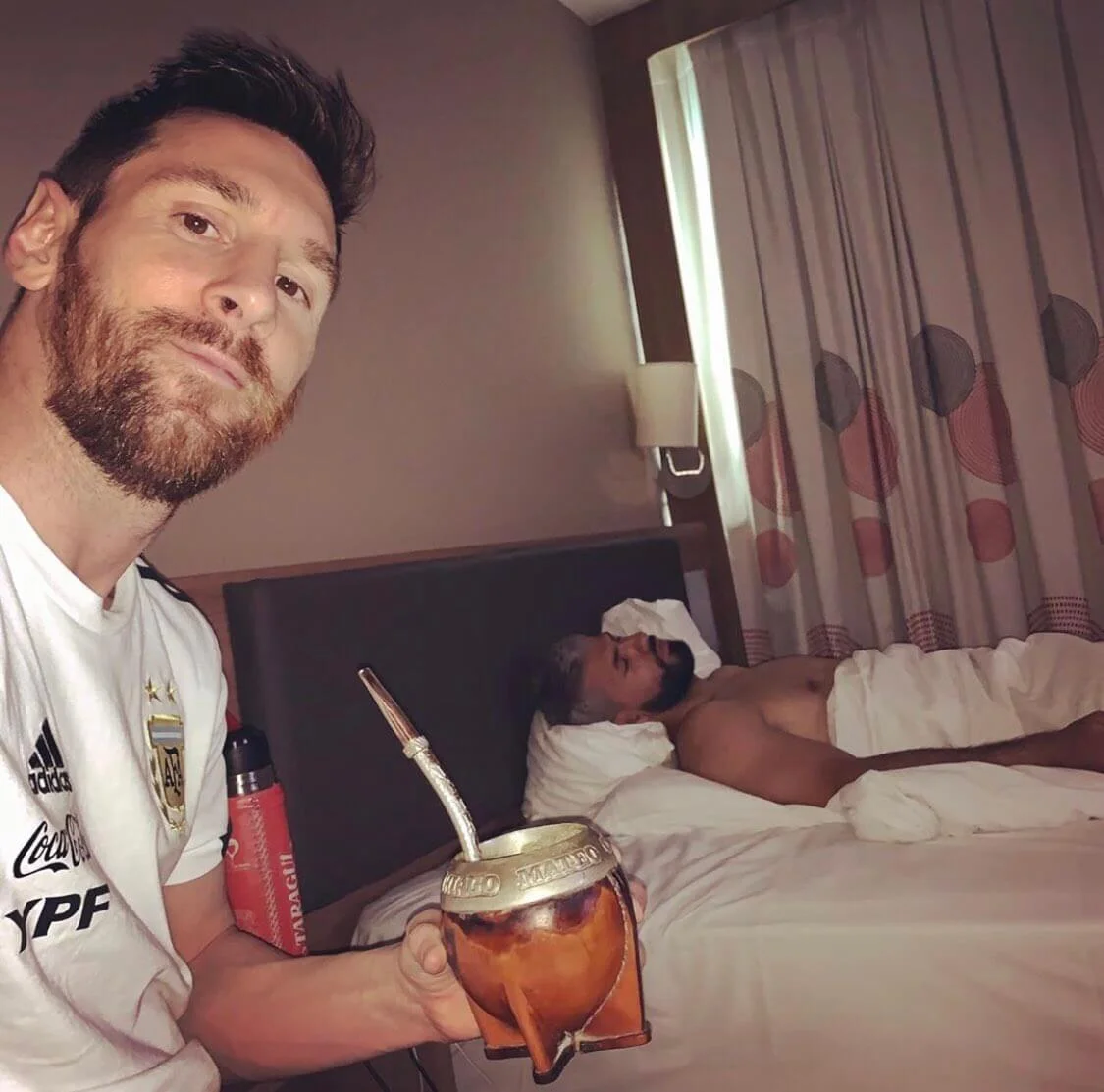 messi taragui เมสซี่กำลังดื่มเยอร์บามาเตโดยใช้ขวดน้ำเก็บอุณหภูมิของแบรนด์ Taragui